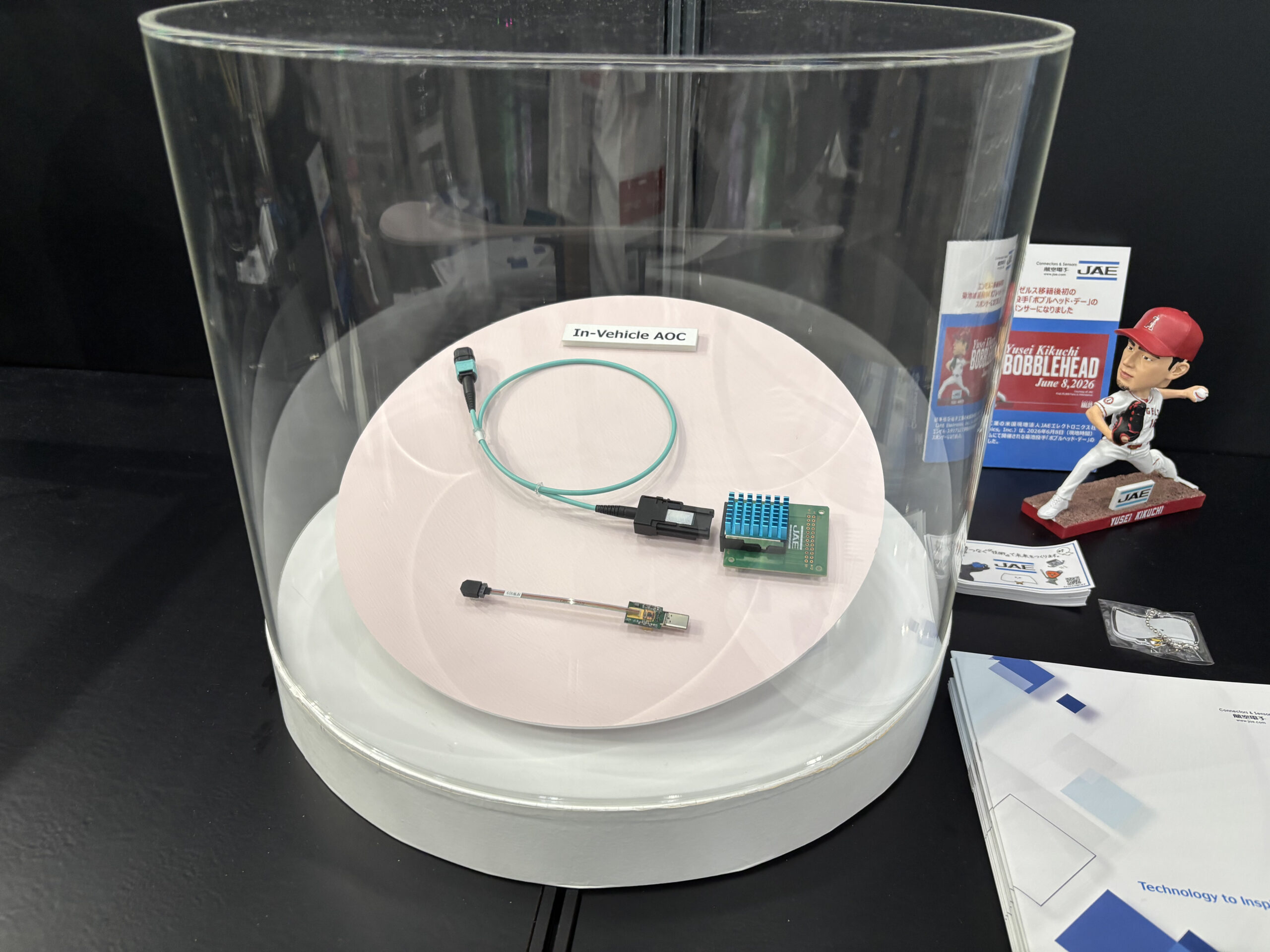 日本航空電子工業（JAE）の車載AOC（Active Optical Cable）展示